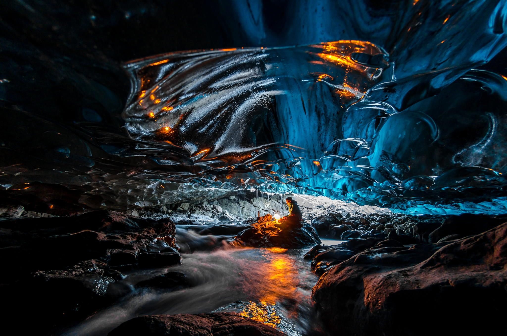 Покажи огонь и вода. Ледяная пещера Исландия. Огонь и лед. Лед и пламень. Ледяной огонь.