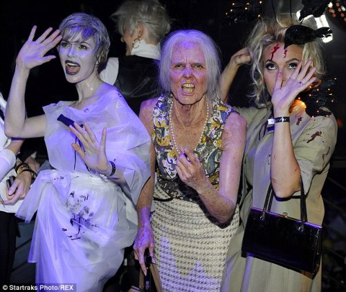 У Хайди Клум – самый оригинальный образ на Хэллоуин среди знаменитостей (16 фото)