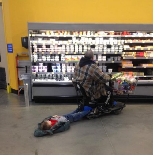 Все американские чудаки отовариваются в Walmart (20 фото)
