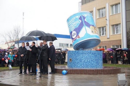 В Рогачёве открыли памятник сгущёнке (7 фото)