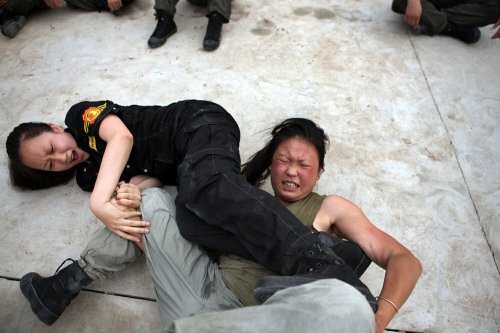 В Китае проводятся курсы по подготовке девушек-телохранителей (11 фото)