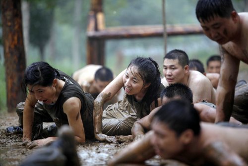 В Китае проводятся курсы по подготовке девушек-телохранителей (11 фото)