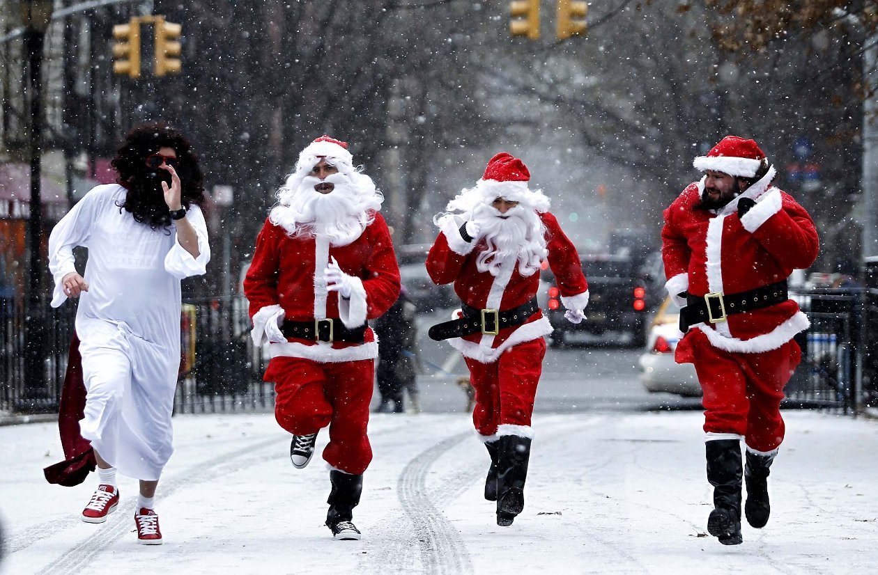 Санта-Клаусы по дороге на SantaCon 2013 в Ист-Виллидж, Нью-Йорк, США. 