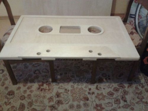 Самодельный кофейный столик в виде аудиокассеты (21 фото)