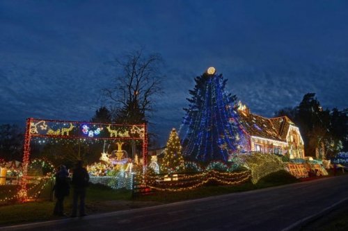 Дом, украшенный 450 тысячами рождественских лампочек (8 фото)