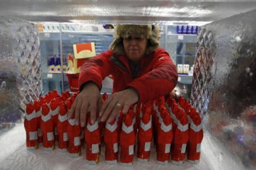 Магазин, полностью построенный изо льда, открылся в Бухаресте (8 фото)