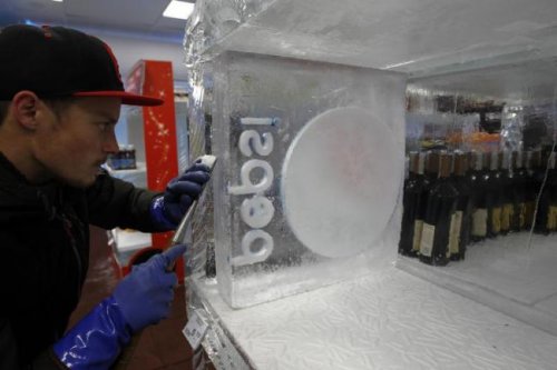 Магазин, полностью построенный изо льда, открылся в Бухаресте (8 фото)
