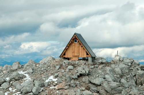 Горный приют имени Луки Вуерича на вершине хребта Юлийских Альп (20 фото)