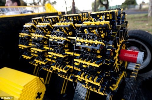 Автомобиль в натуральную величину, сконструированный из LEGO (5 фото + видео)