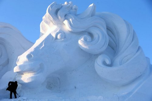 В Харбине готовятся к Международному фестивалю снежных скульптур (8 фото)