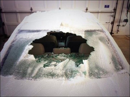Как не надо размораживать стёкла автомобиля на морозе (пособие для американцев) (2 фото)