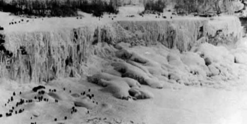 Аномальные морозы превратили Ниагару в огромную сосульку (8 фото)