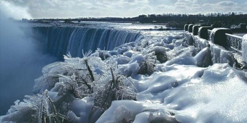 Аномальные морозы превратили Ниагару в огромную сосульку (8 фото)