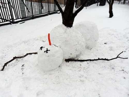 Снеговики и снежные бабы на любой вкус (31 фото)