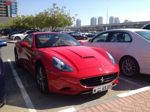 Как выглядит стоянка для машин при колледже в Дубае (15 фото)