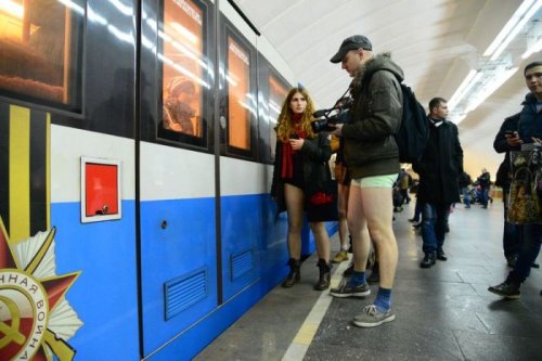 В Киеве прошёл весёлый флешмоб Прокатись в метро без штанов (21 фото + видео)
