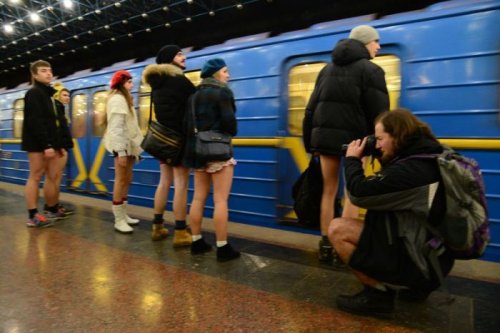 В Киеве прошёл весёлый флешмоб Прокатись в метро без штанов (21 фото + видео)