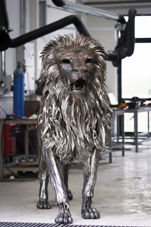 Лев, созданный почти из 4.000 металлических пластин, обработанных вручную (11 фото)