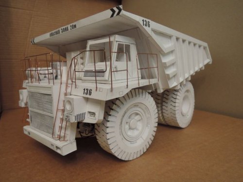 Модель карьерного самосвала БелАЗ 75138, полностью сделанная из бумаги (88 фото)