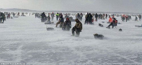 На американском озере Галл стартует крупнейший ледовый турнир по рыбной ловле (8 фото)