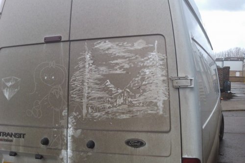 Английский художник превращает грязные белые фургоны в произведения искусства на колесах (6 фото)