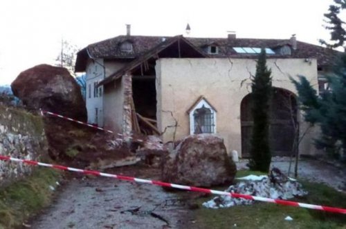 В Италии кусок скалы упал на ферму (16 фото + видео)