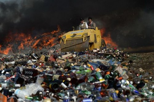 Что пакистанские таможенники делают с конфискованным товаром (13 фото)