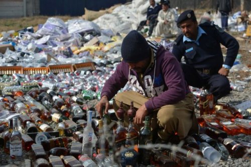 Что пакистанские таможенники делают с конфискованным товаром (13 фото)