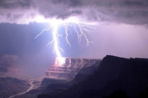 10 Самых впечатляющих фотографий молний, ударяющих в знаменитые места