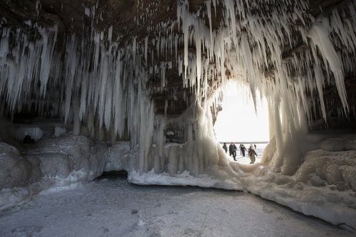 Ледяные пещеры озера Верхнее (10 фото)