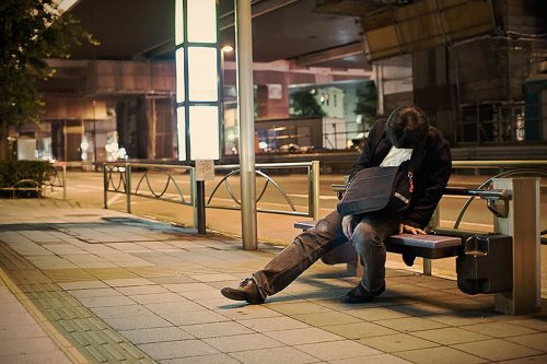 Японцы-трудоголики, спящие прямо на улицах Токио (7 фото)