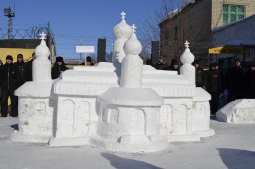 Снежные скульптуры в украинских колониях (16 фото)