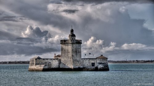 7 Потрясающих крепостей на побережье Франции (19 фото)