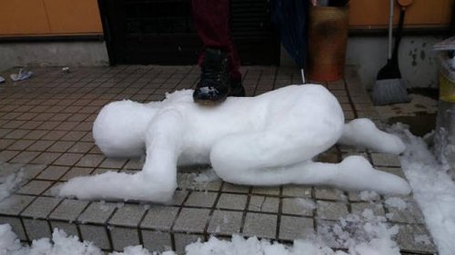Снежные скульптуры на улицах Японии (23 фото)