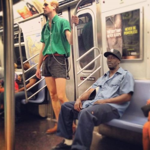 Странные пассажиры в метро (28 фото)