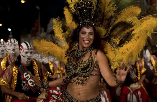 Зажигательные участницы карнавала в Монтевидео (20 фото)