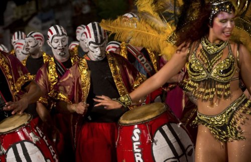 Зажигательные участницы карнавала в Монтевидео (20 фото)