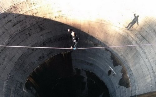 По канату над 60-метровой пропастью (8 фото)