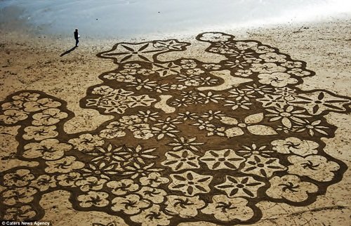 Великолепные рисунки на песке, созданные Андресом Амадором (25 фото)
