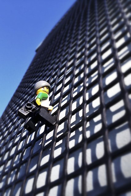 Приключения LEGO-фотографа в серии снимков Эндрю Уайта (22 фото)