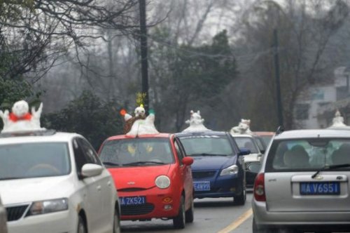 Бизнес-смекалка: китайцы продают маленьких снеговиков в качестве украшений для крыш автомобилей (5 фото)