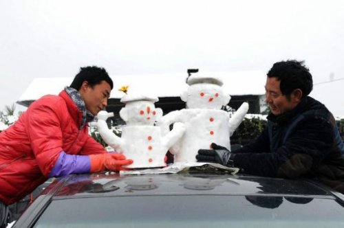 Бизнес-смекалка: китайцы продают маленьких снеговиков в качестве украшений для крыш автомобилей (5 фото)