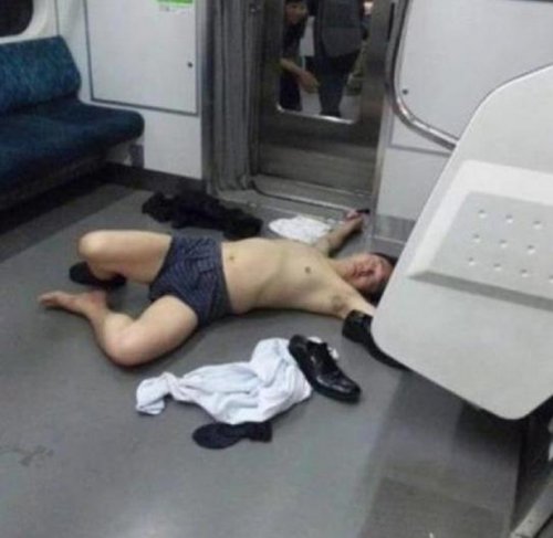 Странные пассажиры в метро (15 фото)