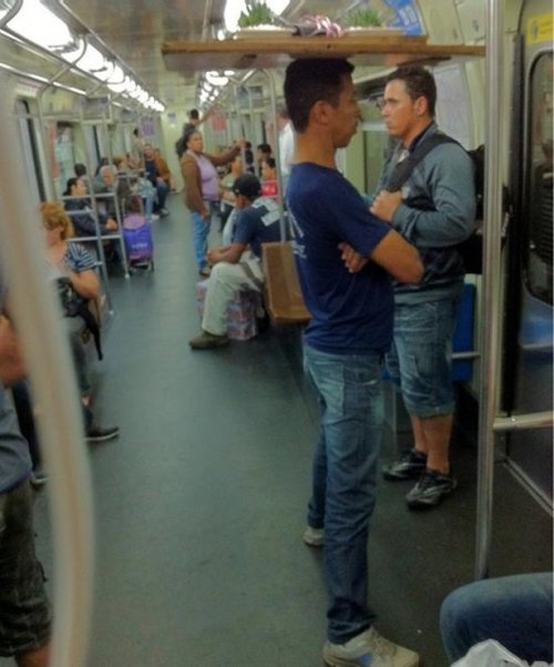 Странные пассажиры в метро (15 фото)