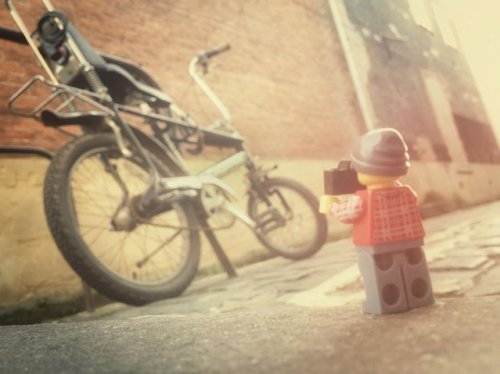 Приключения LEGO-фотографа в серии снимков Эндрю Уайта (22 фото)