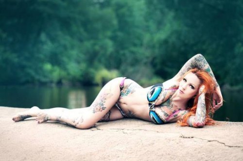 Девушки с татуировками (32 фото)