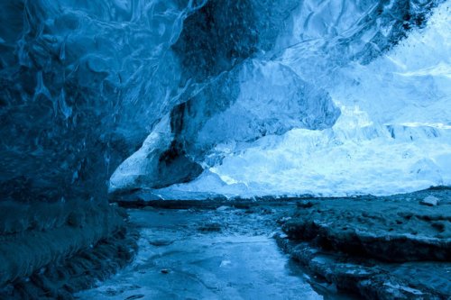 Внутри кристаллической ледяной пещеры Исландии (11 фото)