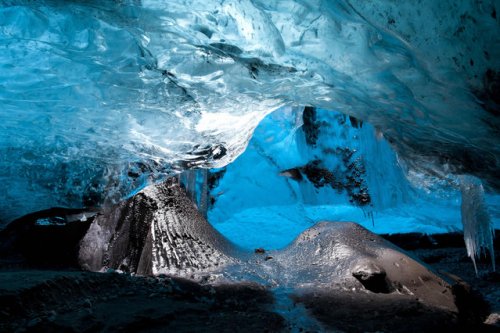 Внутри кристаллической ледяной пещеры Исландии (11 фото)