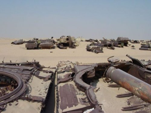 Кладбище танков в Кювейте (19 фото)