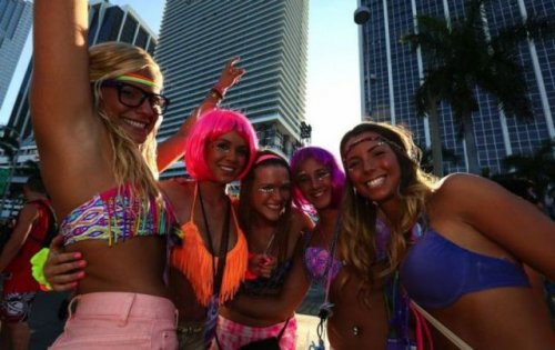Участницы музыкального фестиваля в Майами (35 фото)